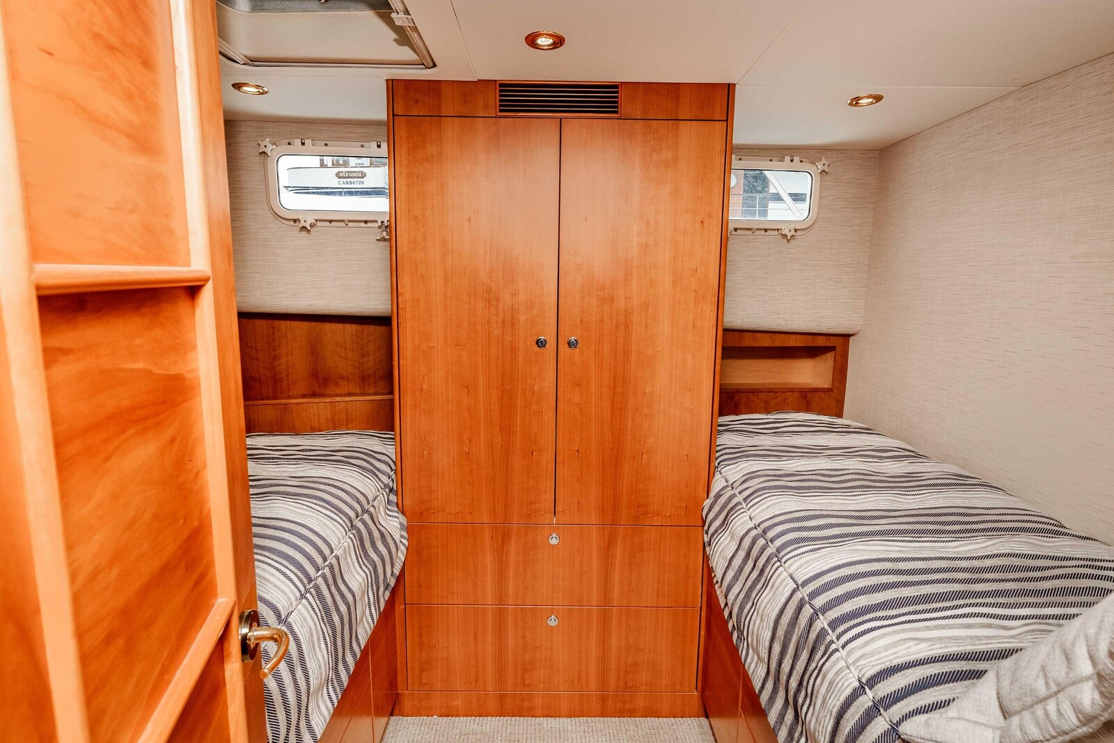 Twin guest stateroom aboard the Nordlund 74 Following Sea II